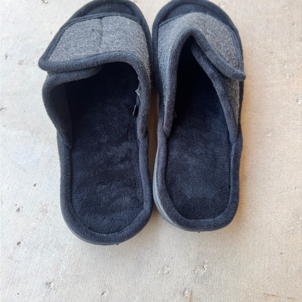Men's NEW Black Charcoal Gray Velcro Closure Adjustable Width Slippers M 9-10 - Picture 3 of 7